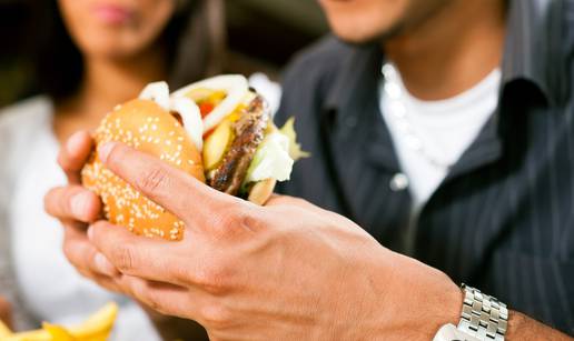 Pokazali što se događa u tijelu sat nakon jedenja hamburgera