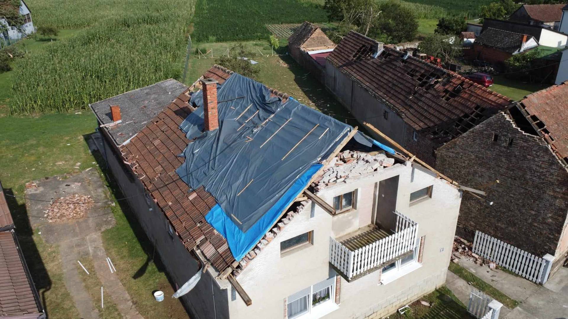 FOTO: Cerna je razorena u oluji, stradala nam je škola, a već četiri dana nemamo ni struje!