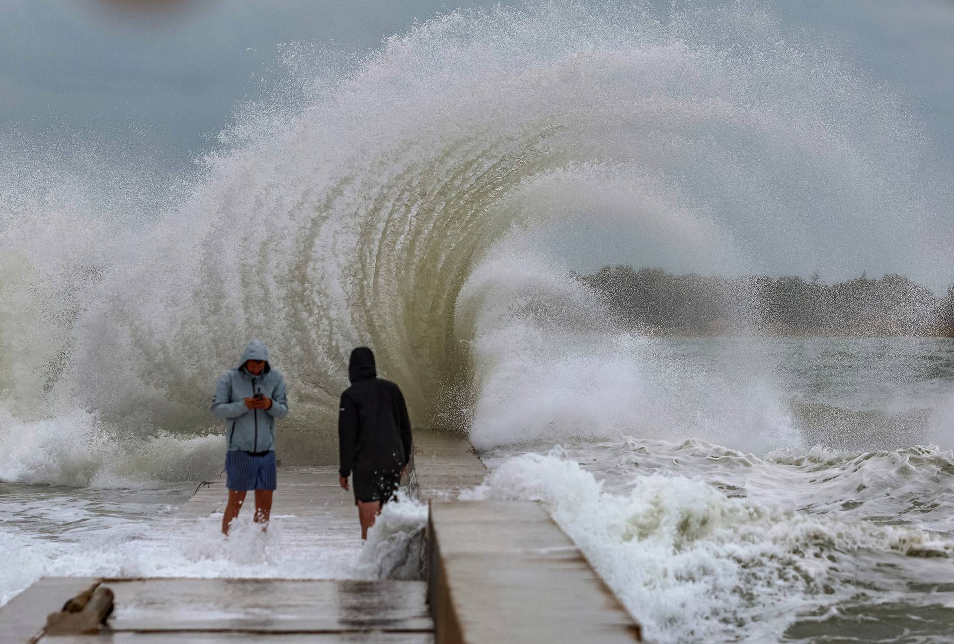 Umag: Jako jugo i kiša nekima su izvor zabave i dobre fotografije