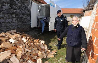Policajci Miroslavu vratili pile, a kumi dovezli drva