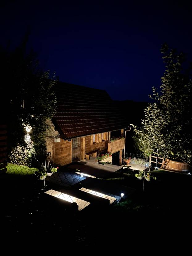 FOTO Ova kuća blizu Zagreba pravi je raj - filmove možete gledati iz bačve za kupanje!