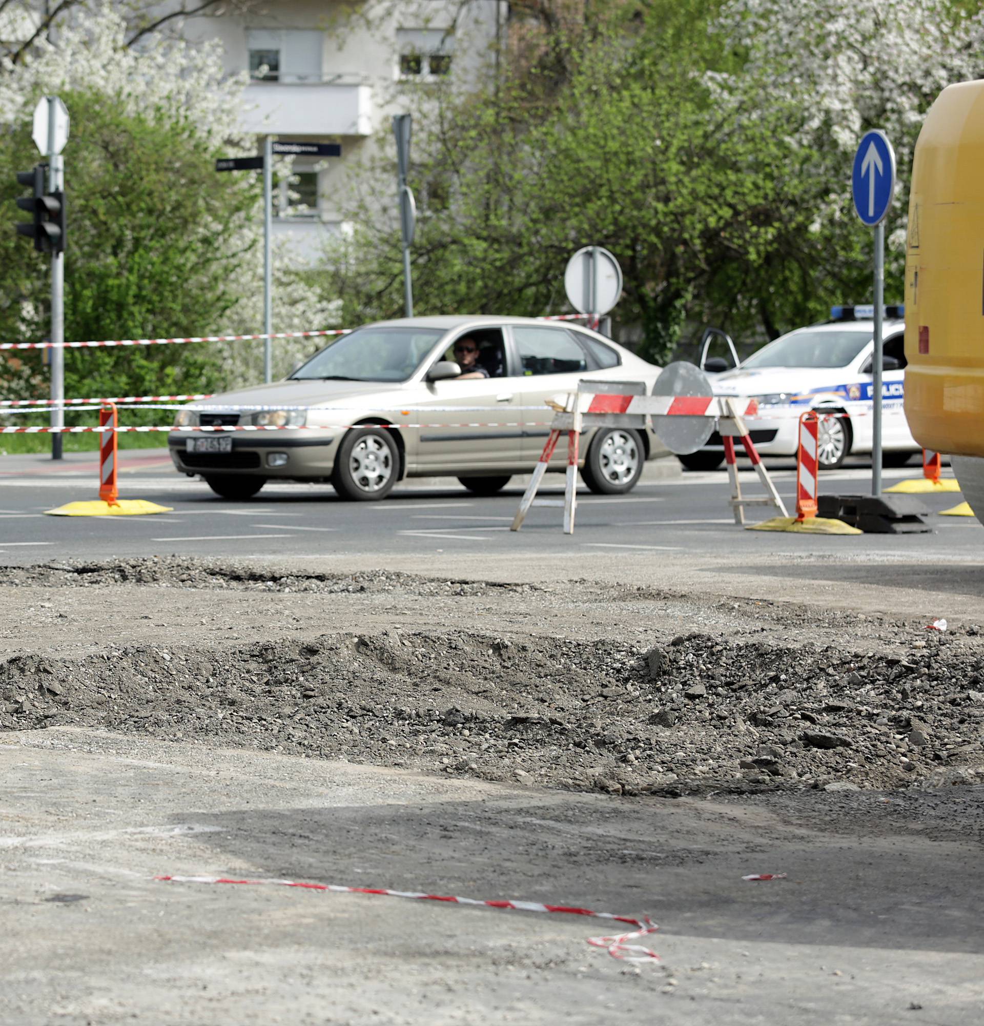 Sanacija napreduje: Radnici zatrpali rupu na Slavonskoj