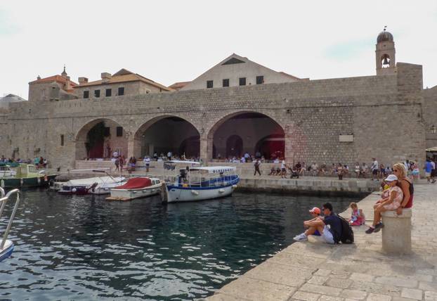 Dubrovnik ljeti, tisuće posjetitelja, ali i bogata ponuda za svakoga