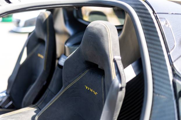 Rimac Nevere parkirane ispred Rimac kampusa u Kerestincu povodom Trilblazers Toura