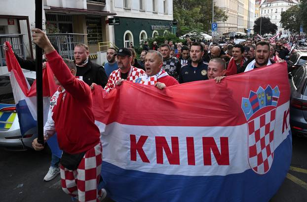 Prag: Hrvatski navijači u korteu idu do stadiona