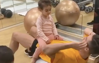 Nema odmora: Ronaldo (35) u toplini doma trenirao s kćeri
