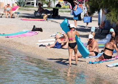 FOTO U Vodicama je jesen samo u kalendaru: Turisti na plažama upijaju sunce i uživaju u moru