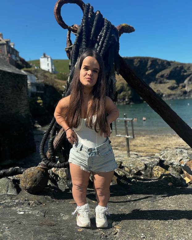 FOTO Visoka sam 112 cm i model sam! Ljudi govore nepristojne komentare kad vide mog dečka