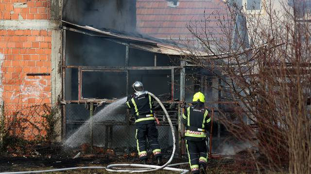 Požar na zagrebačkom Trnju: Gori krovište obiteljske kuće