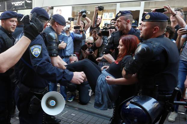 Zagreb: Policija privela prosvjednice koje su blokirale povorku Hod za &zcaron;ivot