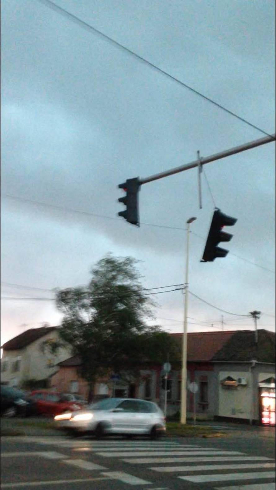 Nevrijeme rušilo stabla, nosilo krovove, kiša poplavila ulice