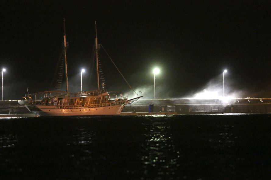 Rijeka: Jako jugo podignulo je razinu mora te su poplavljene ulice na gradskoj trÅ¾nici i riva