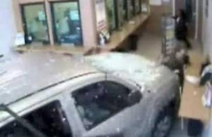 Šokantno: Auto uletio u banku i usmrtio ženu