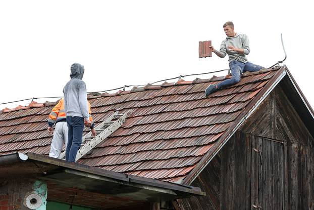 Obitelji Devičić pokraj Čazme nevrijeme je urušilo krovište i dijelove kuće 