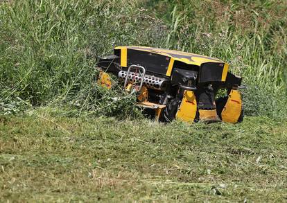 FOTO Može zamijeniti 5 radnika s trimerom: Zrinjevac dobio robotske kosilice na daljinski