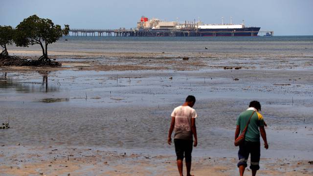 FILE PHOTO: Santos investors divided as activist resumes campaign for LNG spin-off