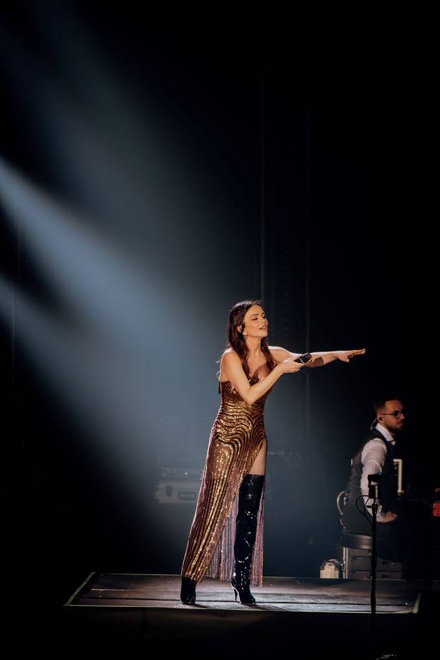 FOTO Severina u izazovnom izdanju oduševila obožavatelje na trosatnom spektaklu u Sisku