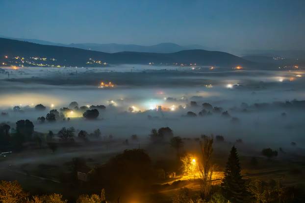 Magla noću iznad mjesta Bisko  