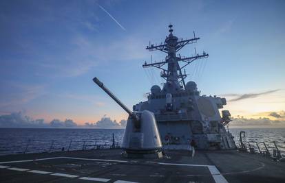 Američki razarač plovio pokraj spornih otoka, Kina tvrdi da ga je otjerala: 'Izazivaju napetosti'