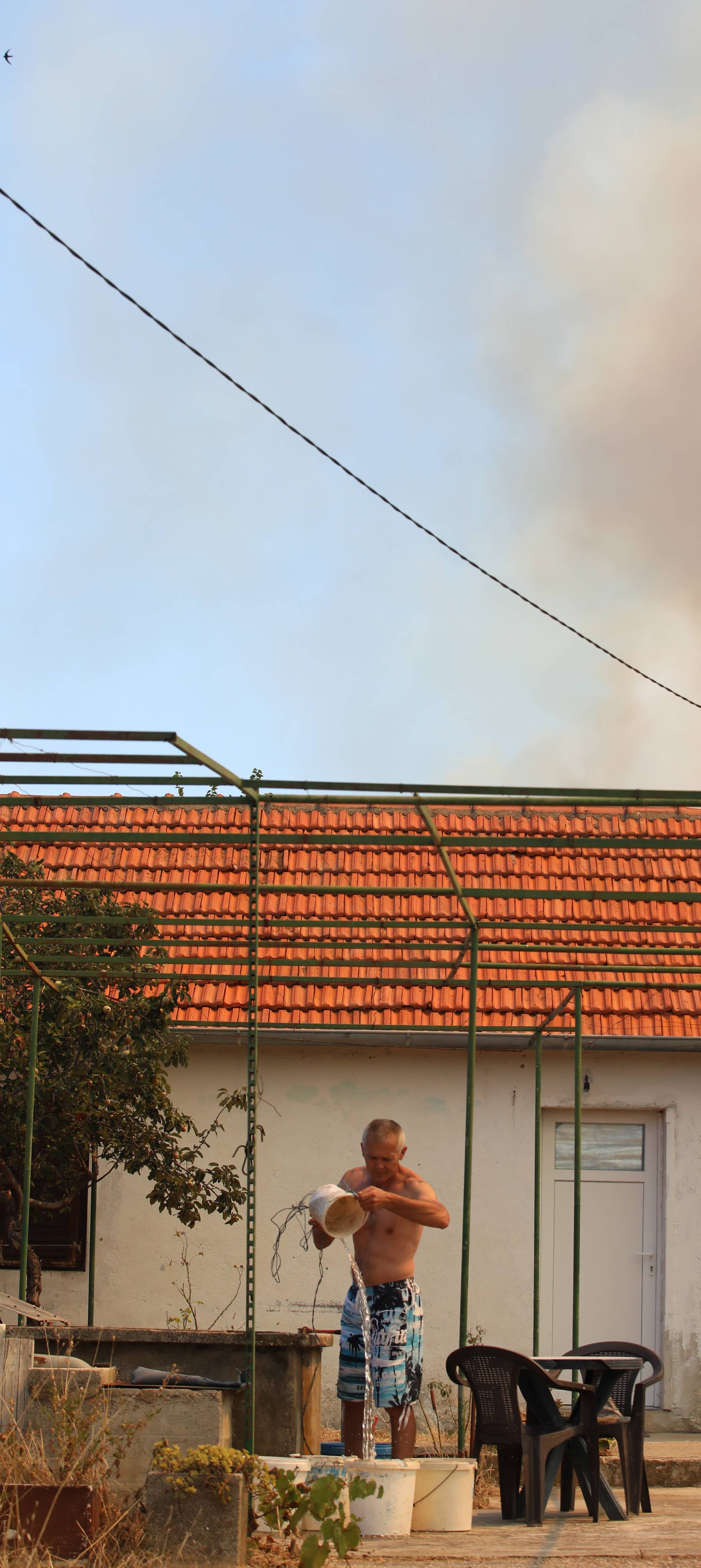 Veliki požar u zale?u Skradina, gase ga ?etiri kanadera