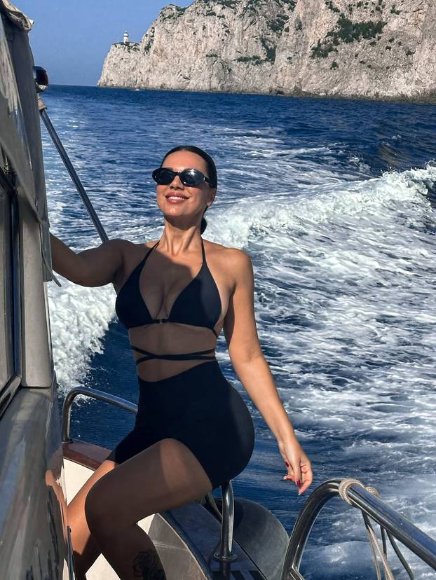 FOTO Mokra u minijaturnom bikiniju: Žanamari se ispružila na jahti pa mamila poglede