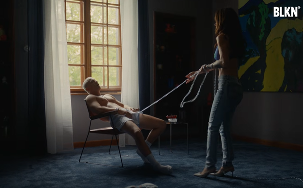 FOTO Relja i Nikolija šokirali publiku bizarnim spotom: 'Pa kao da im držimo svijeću...'