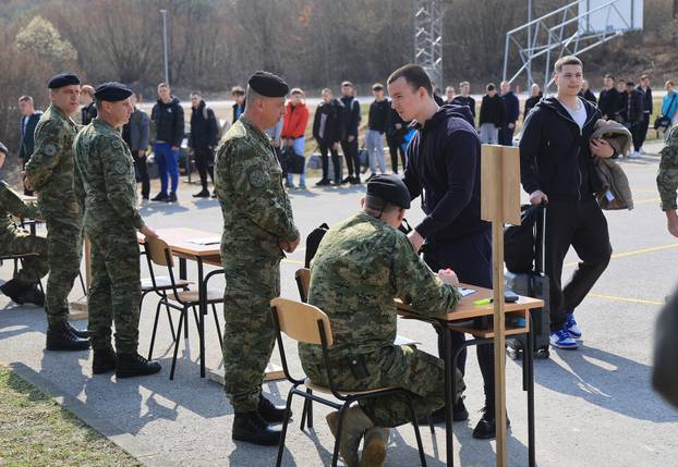 Ministar Anušić i general Kundid na prvom danu TVO-a na Slunju