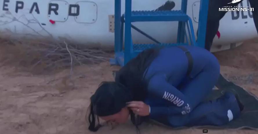 VIDEO Poljubi zemlju po kojoj hodaš: Ovako se Katy Perry razveselila povratku iz svemira