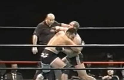 Fjodor Jemjeljanjenko u ring s prvim borcem koji ga je dobio