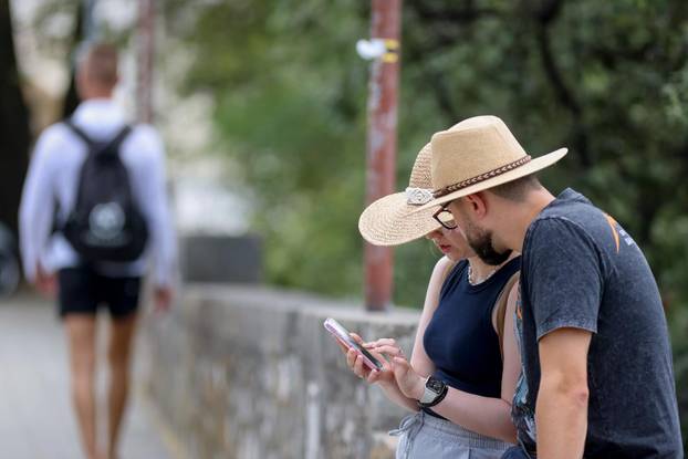 Zadar: Velik broj kupača na plaži Kolovare