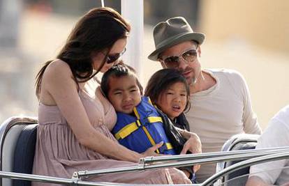 Angelina Jolie i Brad djeci pokazali buduće sestrice