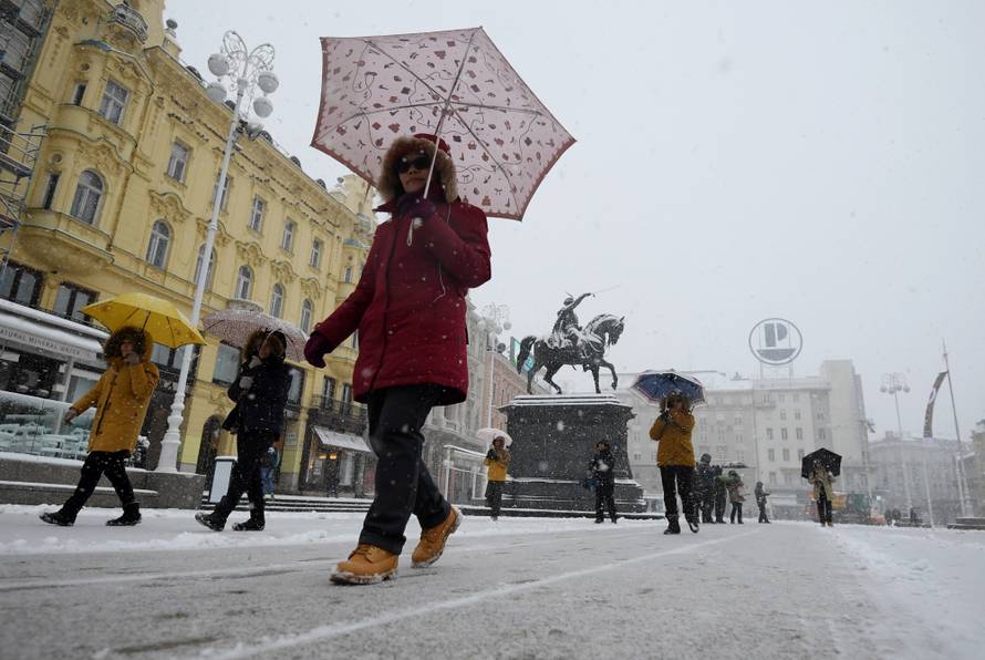 HGSS nepokretnom muškarcu kod Gračaca donio hranu i drva