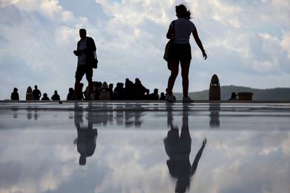 FOTO Kad Boris ugasi svjetlo:  Ovo je Zadar u podne. Čini se kao da je večer. Turisti u šoku