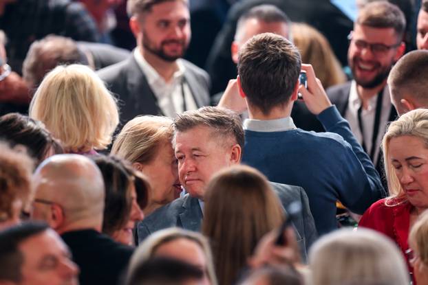 Zagreb: Slavlje u izbornom stožeru Zorana Milanovića nakon rezultata prvih izlaznih anketa