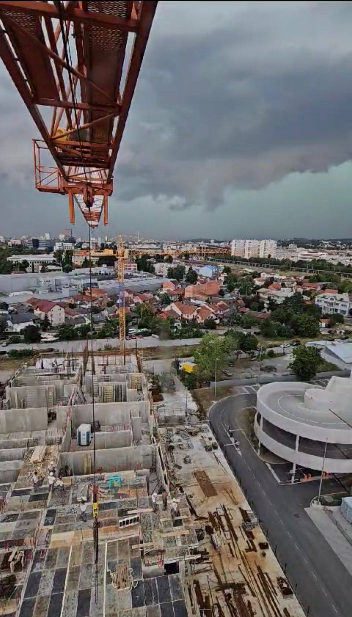 VIDEO Za vrijeme megaoluje bio je zarobljen u kranu: 'A šta ćeš, nemaš gdje pa pričekaš malo...'