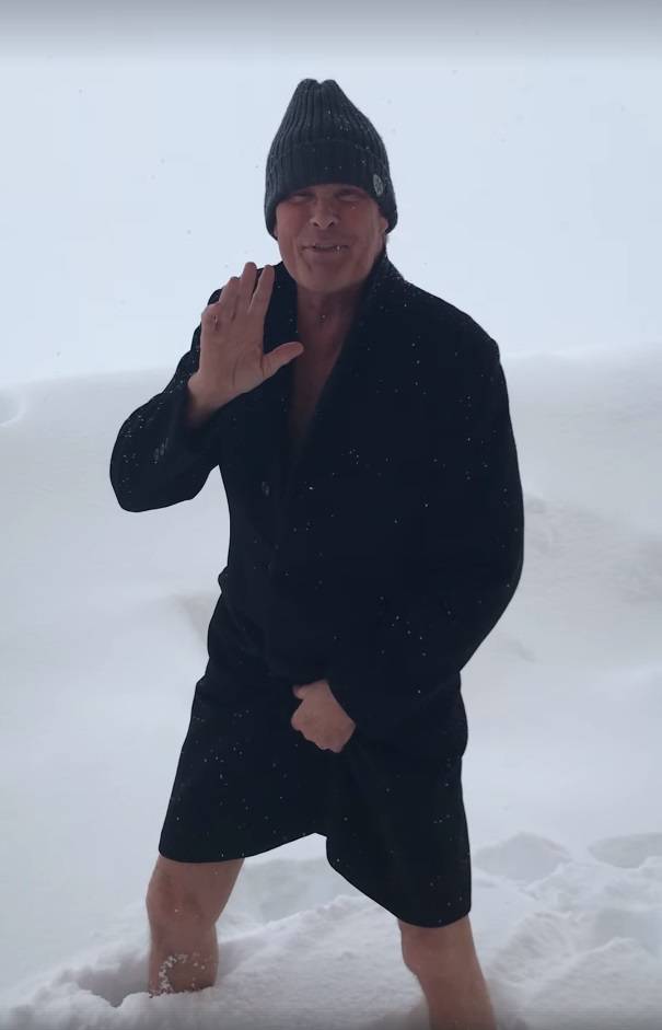 Smrznuo se: Hasselhoff šeta u ogrtaču, a snijeg mu do koljena