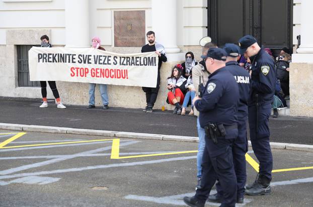 Zagreb: Blokade ulaza u Ministarstvo vanjskih i Europskih poslova, kao čin protesta protiv hrvatskog sudioništva u genocidu u Gazi
