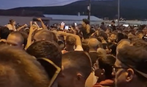 VIDEO Thompson kasni, fanovi se gužvaju na ulazu, zvižde i skandiraju: 'Puštaj, puštaj!'