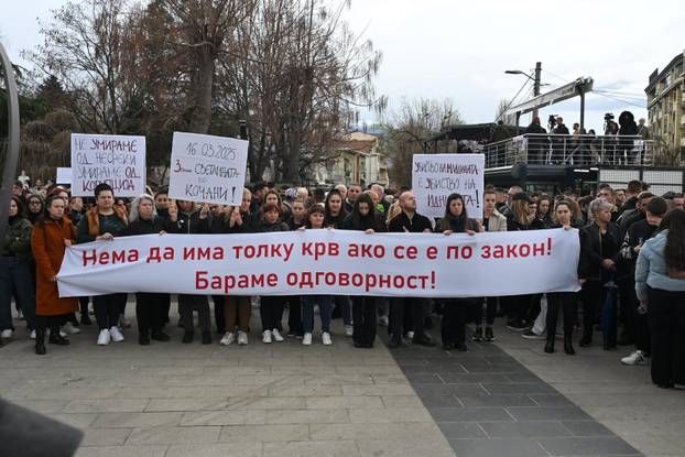 Kočani: Građani odaju počast poginulima u požaru diskoteke