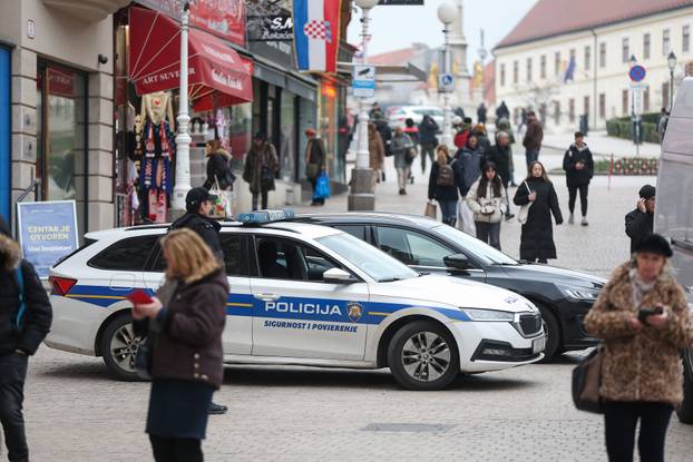 Policija na Trgu bana Josipa Jekačića uoči organiziranog dočeka brončanih rukometaša