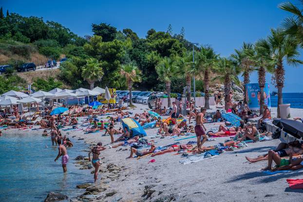 Gužva na splitskoj plaži Kasjuni podno Marjana