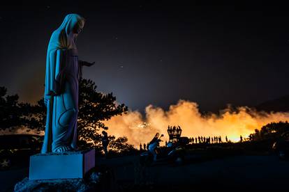 FOTO Vatrenoj stihiji gledaju 'u oči'. Pogledajte stravične scene s požarišta, širi se u dvije fronte