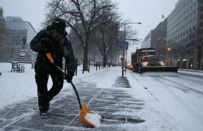 Snježna oluja pogodila SAD, najmanje 12 ljudi je poginulo