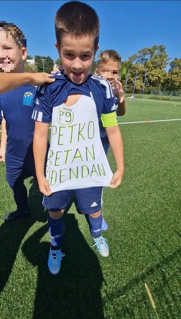 VIDEO Petković izašao na teren s dječakom koji mu je posvetio gol: 'To mi je bio životni san!'