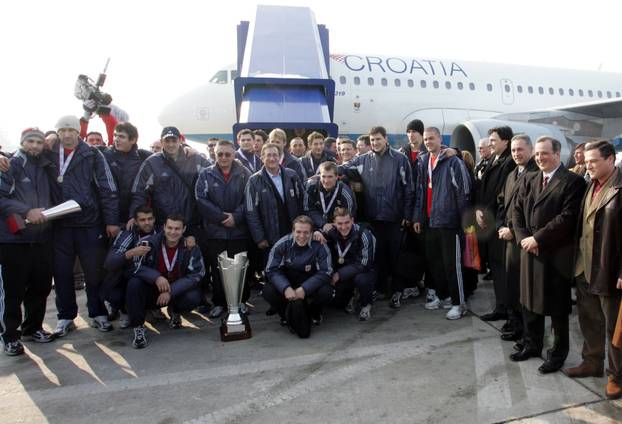 ARHIVA - Zagreb: Povratak srebrnih rukometaša sa Svjetskog prvenstva u Tunisu, 2005.