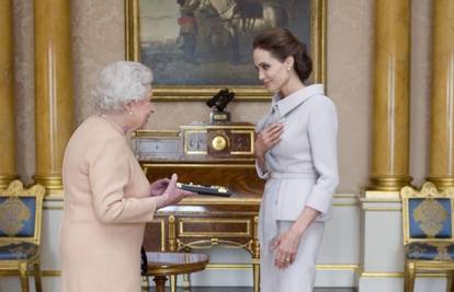 Angelina Jolie se susrela s kraljicom i primila odlikovanje