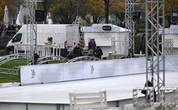 Zagreb: Priprema se ledeni park na Zrinjevcu i postavljaju se adventske kućice