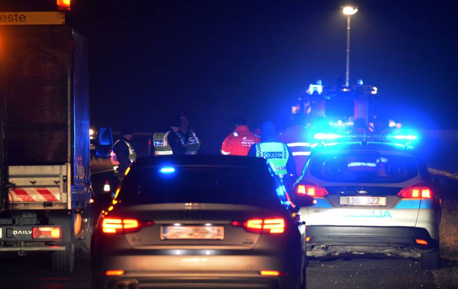 Na autocesti Bregana-Lipovac prevrnula se cisterna i zapalila