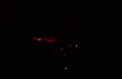 Požar kod Podgore: Gasitelji kuće obranili, ali vatra se širi