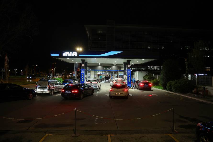 Zagreb: Gužve na benzskim postajama zbog najavljenog poskupljenja 